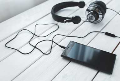 金州勇士对多伦多猛龙：巅峰对决，战术对决，库里汤普森闪耀篮球盛宴